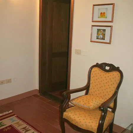 Lo Sghimbescio Bed and Breakfast 3*